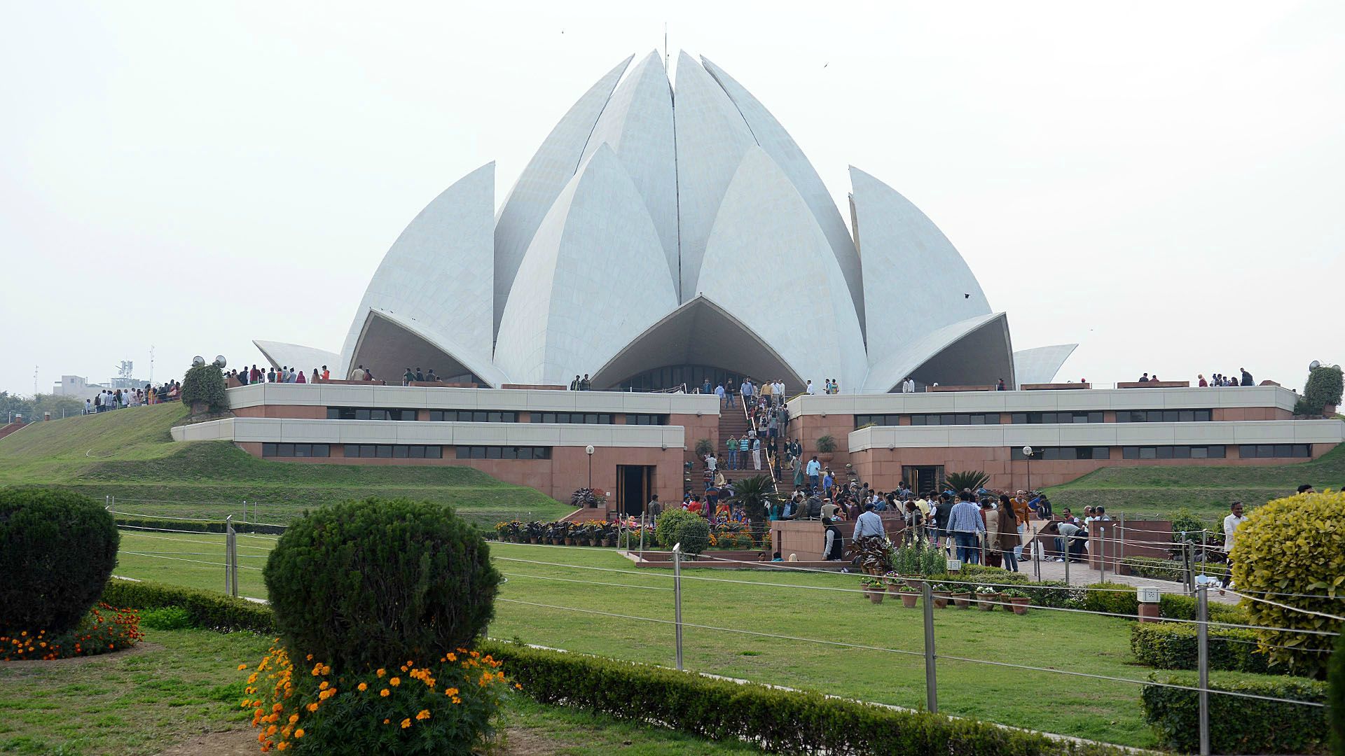 Lotus Temple (Świątynia Lotosu) - największa świątynia bahaistyczna w Indiach. Wys. 34 m